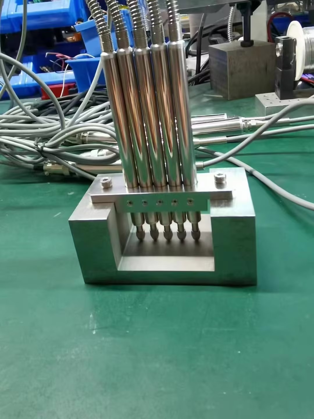 米朗多個LVDT8位移傳感器近距離安裝，高鐵鋼軌面和火車輪軌表面檢測方案。